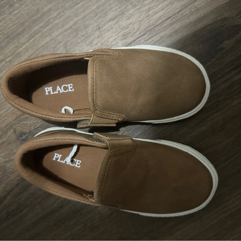 Kid dress slip-on shoes.
